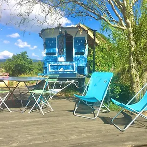 https://la-roulotte-et-la-cabane-de-la-colline-seive.hotels-rhonealpes.com